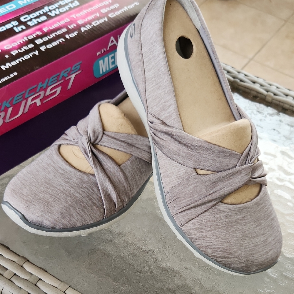 NWT Skechers Women’s Slip-On Knotted Flats in Gray Sz 11